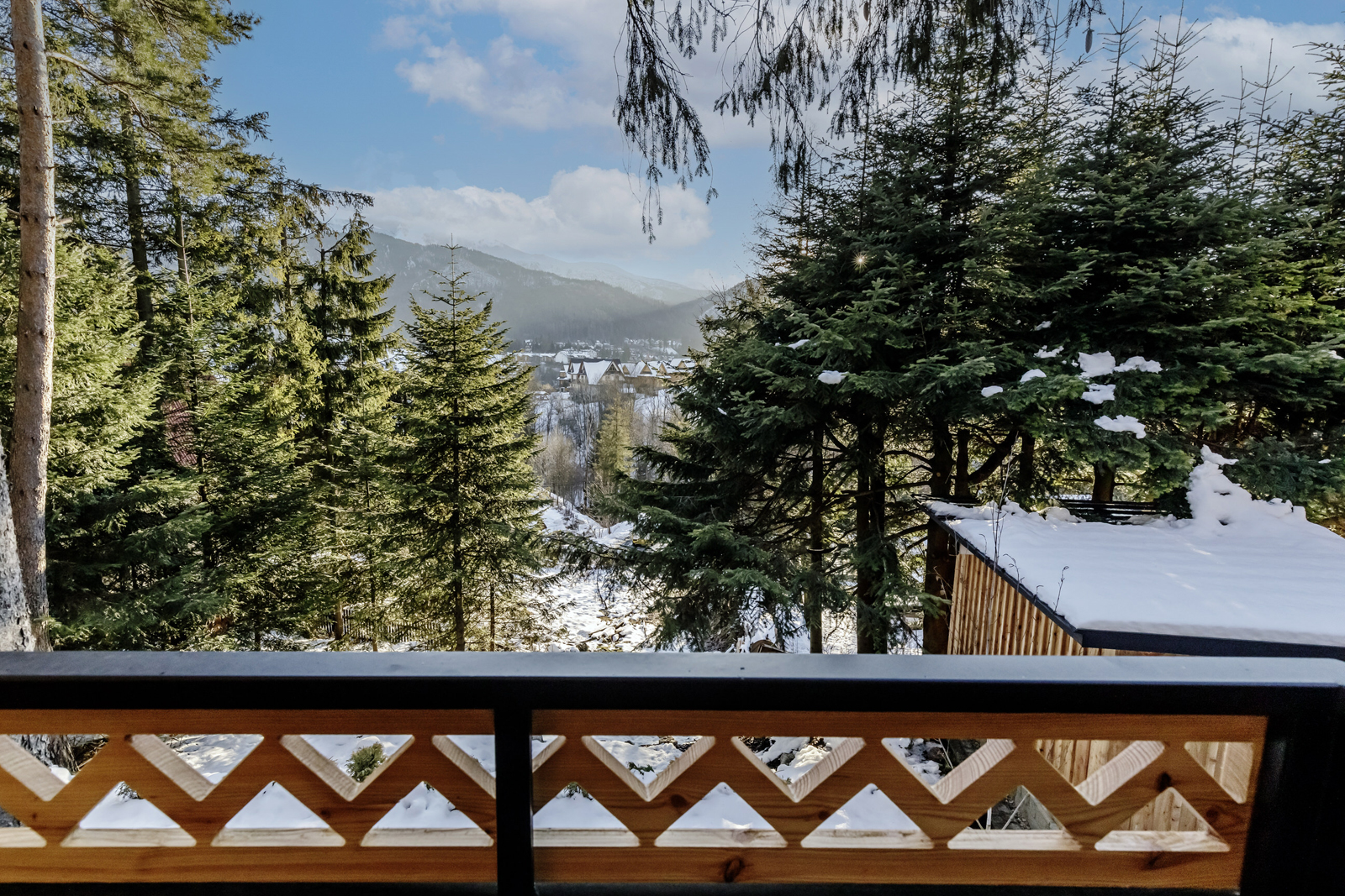 widok na tatry z balkonu sypialni Willa Pitoniówka